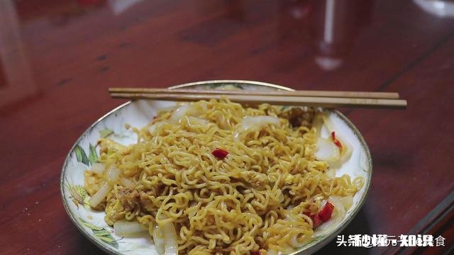 方便面是煮着好吃还是泡着好吃，你们说哪个牌子泡面最好吃