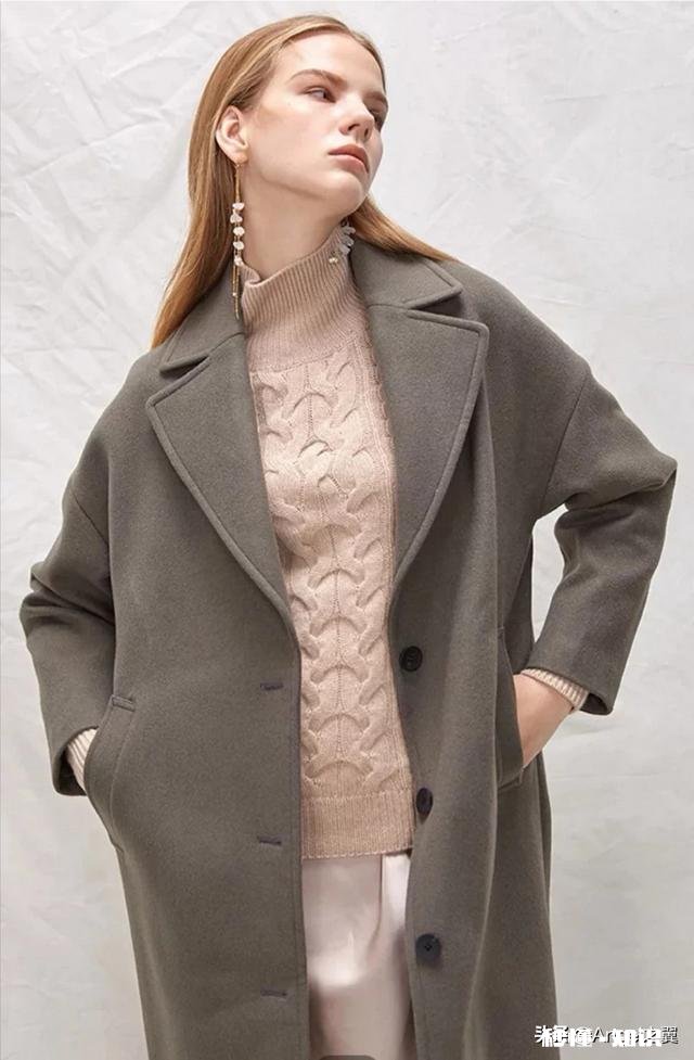 青铜绿羊绒大衣里面搭什么好看