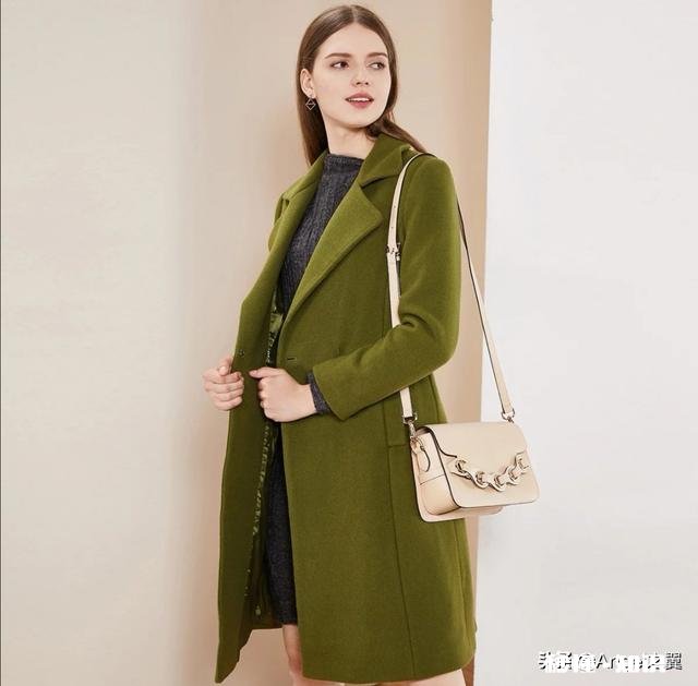 青铜绿羊绒大衣里面搭什么好看