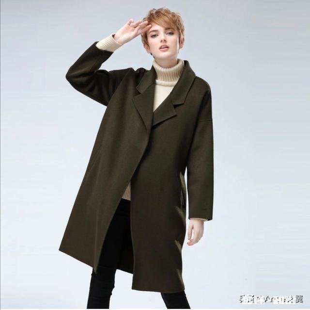 青铜绿羊绒大衣里面搭什么好看