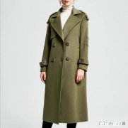 青铜绿羊绒大衣里面搭什么好看