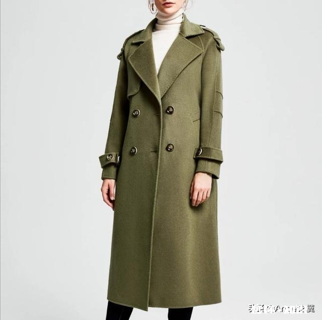 青铜绿羊绒大衣里面搭什么好看