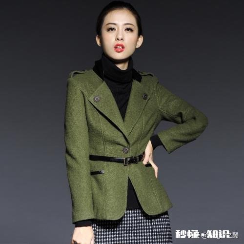 青铜绿羊绒大衣里面搭什么好看