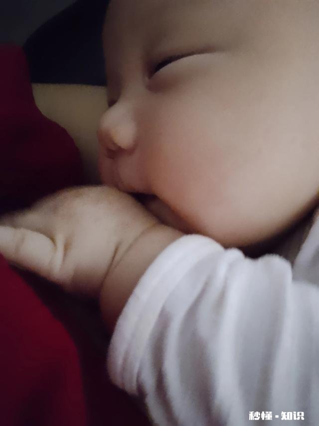 给孩子买婴儿用品,营业员说母乳不如奶粉有营养,是真的吗