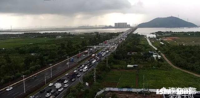 珠海大桥两车相撞连堵4公里，俩司机争辩不休互不相让，交警直接重罚, 你怎么看