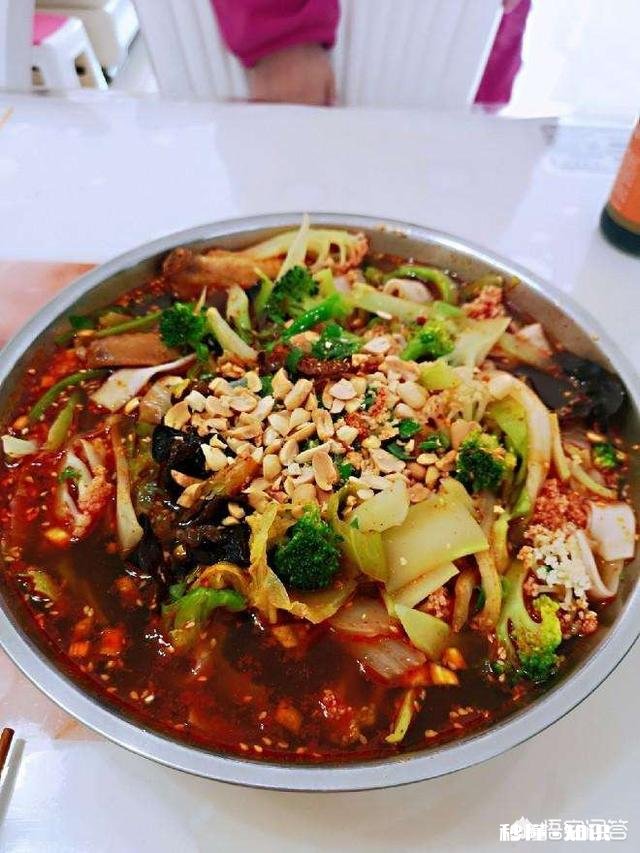 不用奶粉上色和使用网上卖的牛骨浓缩高汤，怎么做出来和外面麻辣烫一样的汤色