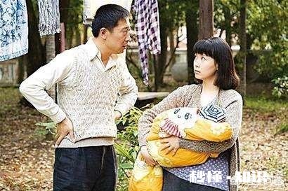 城里儿媳妇生小孩，农村公婆把一年的辛苦钱全给了儿媳妇，现在儿媳妇还是不高兴，该怎么办