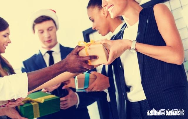 公司领导对自己不待见，该不该送礼