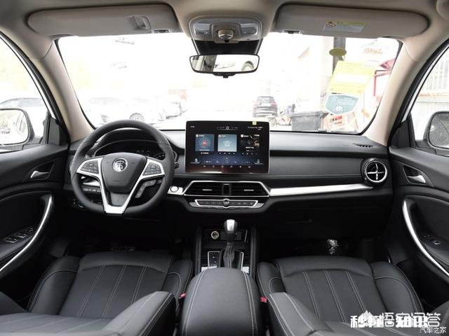 想买一辆10万以下的手动挡车，配置要中高配的，有什么推荐吗