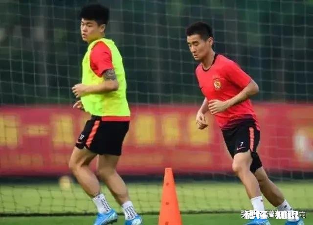 恒大一纸罚单开创中超的先河，名记评2大国脚啥也没干，这技术操作，你怎么看