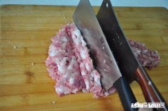 经常剁肉馅楼下不满意说要安装顶楼器，楼下的做法合理吗