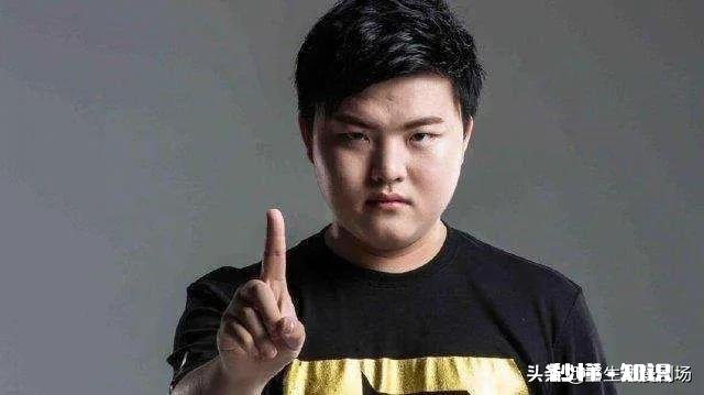 不吹不黑 faker和Uzi不论荣耀的话比操作那个更强