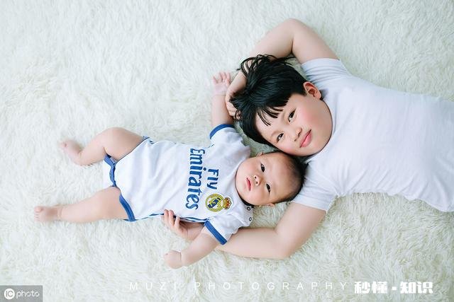 有了二宝了，大宝还是闹着让妈妈哄睡，不愿意让其他人哄睡，怎么办