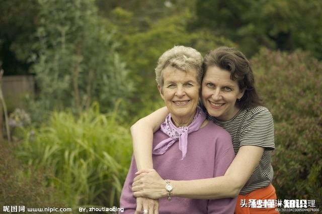 有心理学家吗我有点讨厌自己的母亲，可是又知道孝敬父母是我应该做的，怎么办