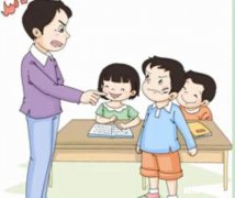 学校老师把被批评的孩子统一拍照发到家长群里。你怎么看
