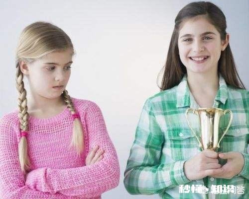 夸一个人时不看对方低着头说明什么