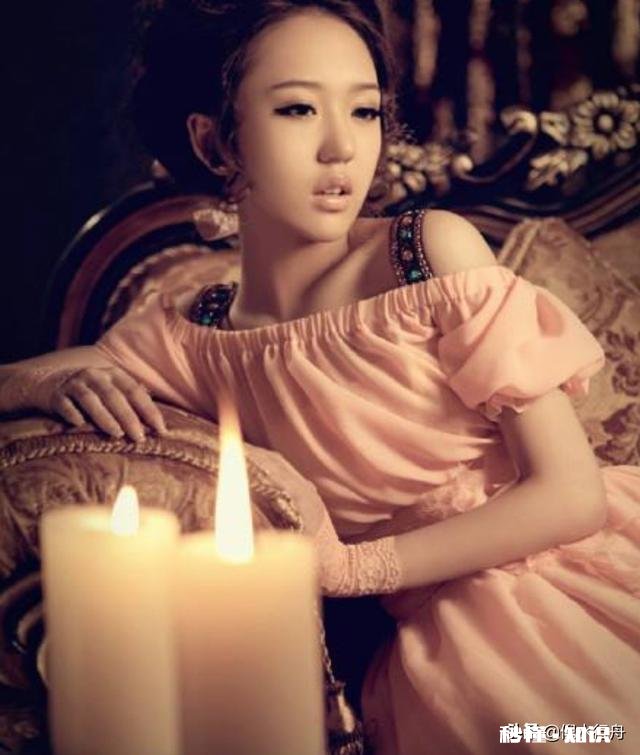 上联:春色恼人眠不得，明月偷窥花影。下联怎么对