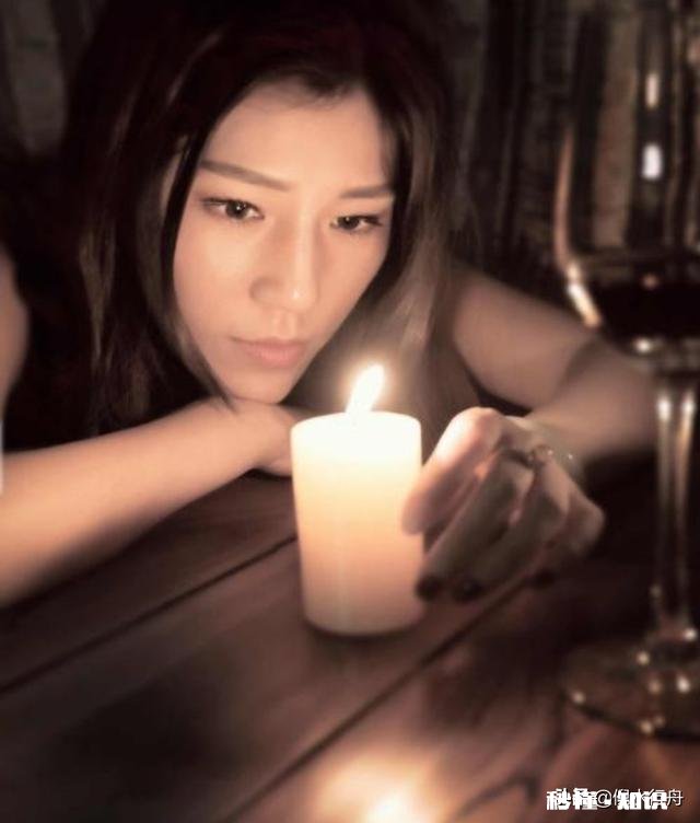 上联:春色恼人眠不得，明月偷窥花影。下联怎么对