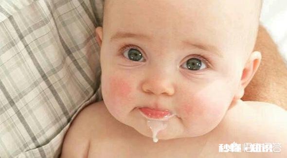 新生儿第29天，晚上和转天早上连续吐奶两次，两口子自己带娃没有经验。这种情况怎么办