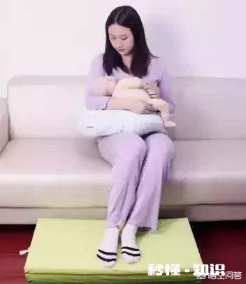 新生儿第29天，晚上和转天早上连续吐奶两次，两口子自己带娃没有经验。这种情况怎么办