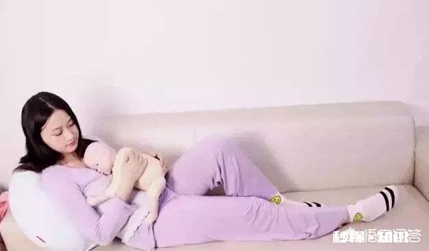 新生儿第29天，晚上和转天早上连续吐奶两次，两口子自己带娃没有经验。这种情况怎么办