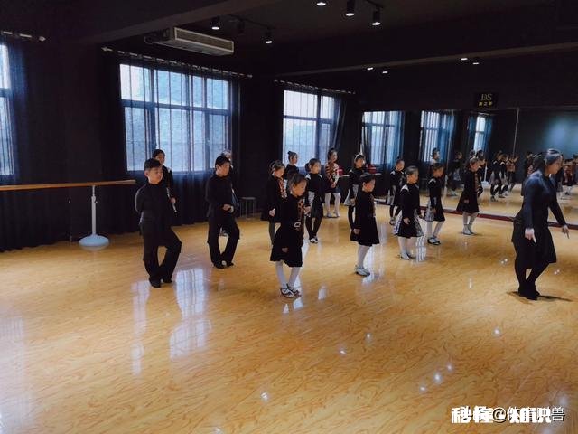 作为艺术爱好者,你认为艺术如何才能与劳动相结合