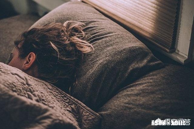 一晚上老公不肯睡觉,我生气了,对他不理不睬,谁知道老公也不理我,是不是他不爱我了