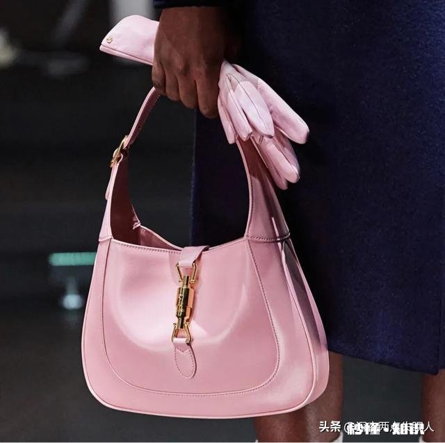 大学生如果想要个大品牌包但经济不允许，应该怎么选择