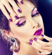 新手刚开始学化妆，应该先买眼影还是先买粉底液之类的