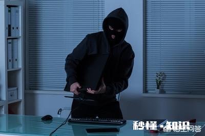 如果有个比你强壮的小偷半夜进到你家了,如何在不触犯法律的前提下赶跑小偷