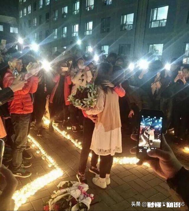 喜欢上刚搬到对门的单身小姐姐。比我大五岁，没有追女孩子的经验，大家有啥好办法