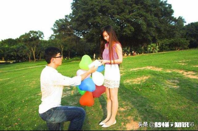 喜欢上刚搬到对门的单身小姐姐。比我大五岁，没有追女孩子的经验，大家有啥好办法