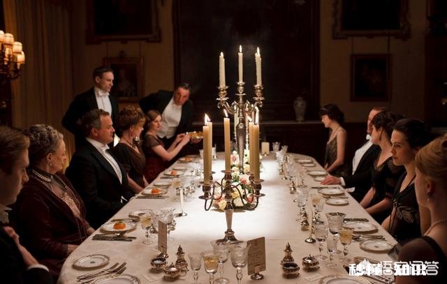 餐桌上有你喜欢吃的菜,你会不会不顾餐桌礼仪,然后开启狂吃模式你会怎么做