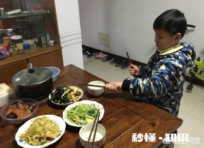 餐桌上有你喜欢吃的菜,你会不会不顾餐桌礼仪,然后开启狂吃模式你会怎么做