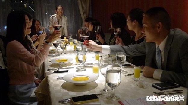 餐桌上有你喜欢吃的菜,你会不会不顾餐桌礼仪,然后开启狂吃模式你会怎么做