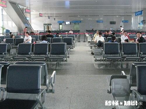 火车还没到时,怎么都喜欢排队明明有位置坐着等