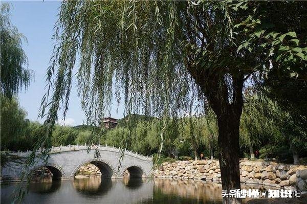 如何理解“山不在高,有仙则名。水不在深,有龙则灵。”