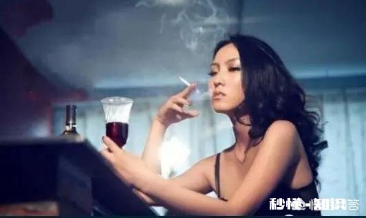 女人明知老公不爱她,甚至没有夫妻生活,男人不赚钱,她却不离婚,还赚钱养家,为啥