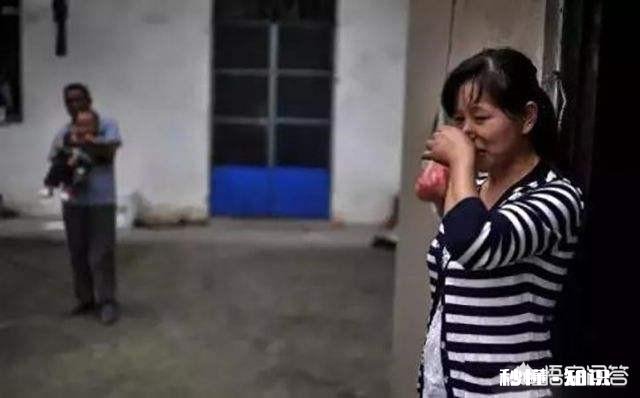 女人明知老公不爱她,甚至没有夫妻生活,男人不赚钱,她却不离婚,还赚钱养家,为啥