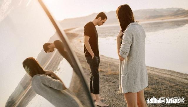 女人明知老公不爱她,甚至没有夫妻生活,男人不赚钱,她却不离婚,还赚钱养家,为啥