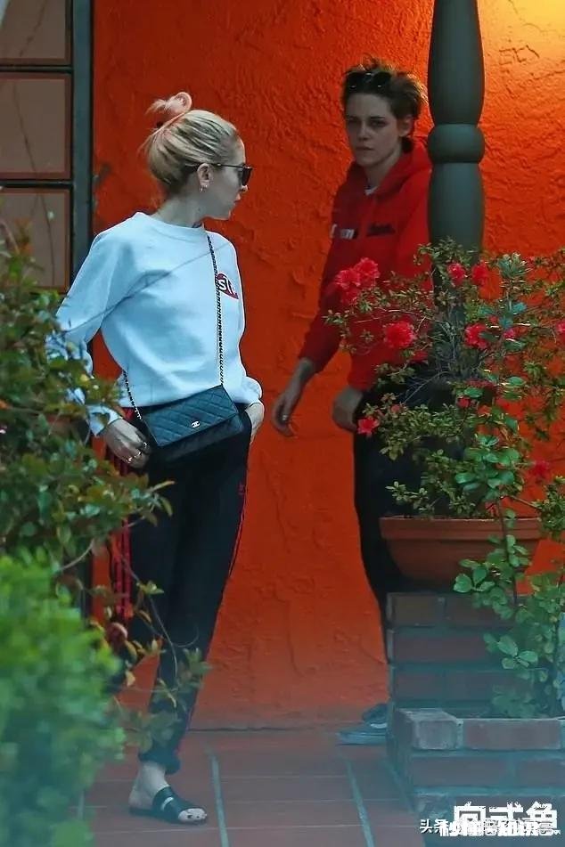 女人明知老公不爱她,甚至没有夫妻生活,男人不赚钱,她却不离婚,还赚钱养家,为啥