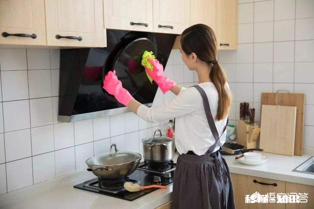 女人明知老公不爱她,甚至没有夫妻生活,男人不赚钱,她却不离婚,还赚钱养家,为啥