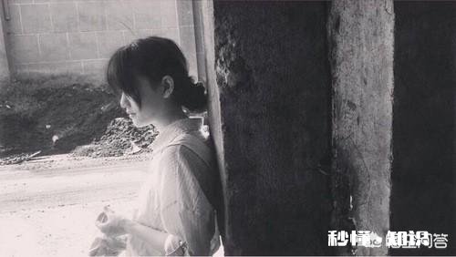 女人明知老公不爱她,甚至没有夫妻生活,男人不赚钱,她却不离婚,还赚钱养家,为啥