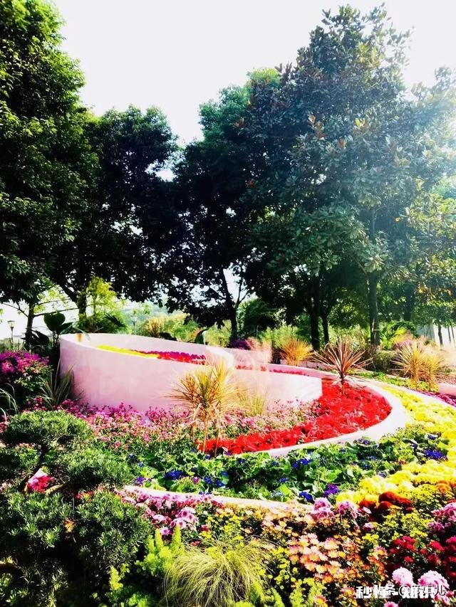 开车走夜路回到家，小孩不停的哭，怎么哄都不行，怎么回事