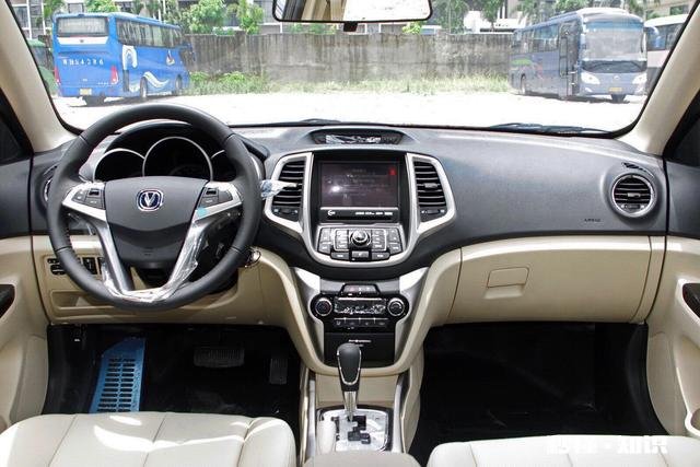 帮我看下这是什么车，哪年车，谢谢啦