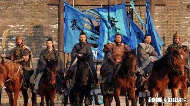 《三国演义》的人物里,袁绍,袁术两兄弟,初期势力最强,为什么不合力共伐曹操