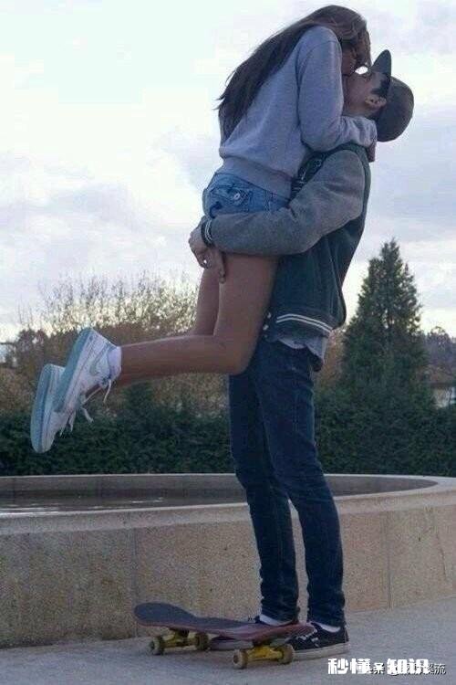 女朋友当着男朋友的面,和男闺蜜拥抱,这个时候男朋友该怎么办