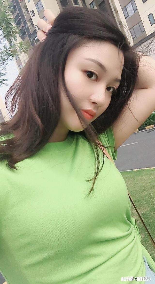 女朋友当着男朋友的面,和男闺蜜拥抱,这个时候男朋友该怎么办