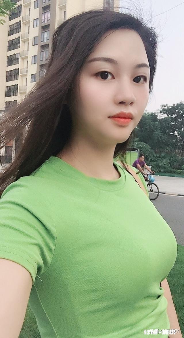 女朋友当着男朋友的面,和男闺蜜拥抱,这个时候男朋友该怎么办