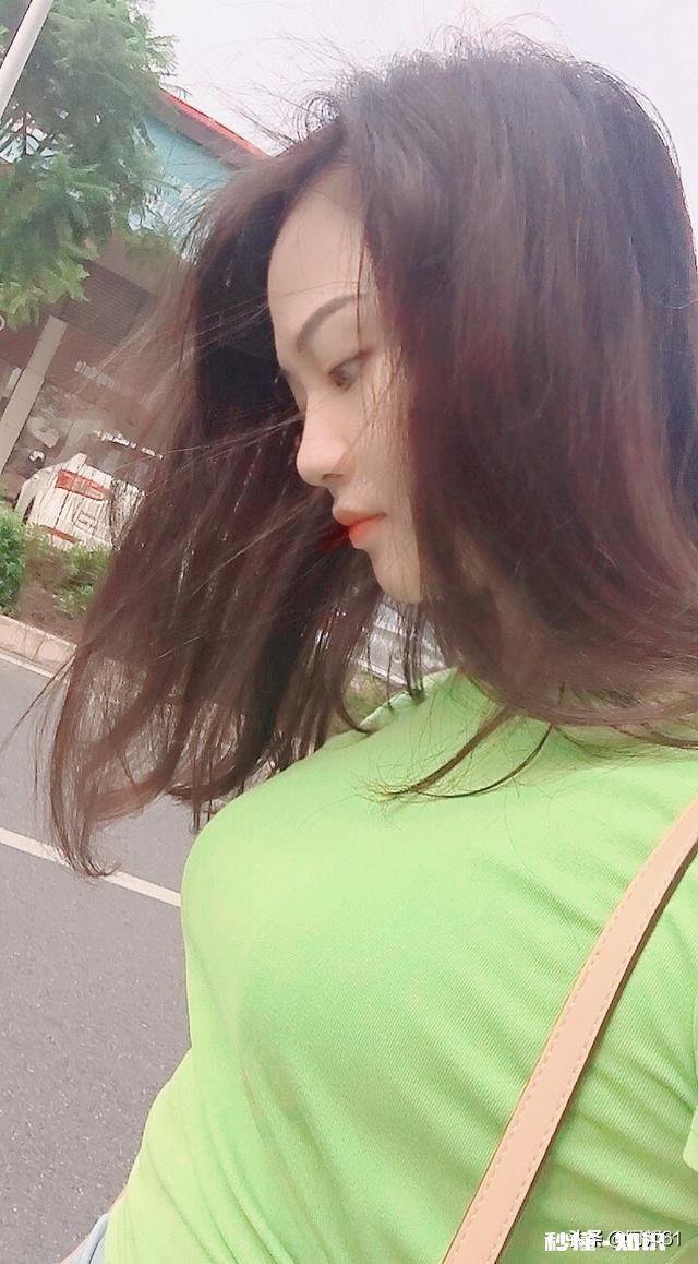 女朋友当着男朋友的面,和男闺蜜拥抱,这个时候男朋友该怎么办